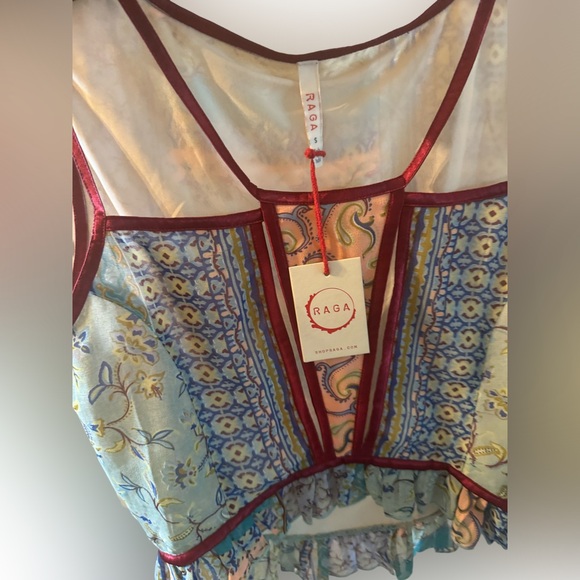 RAGA | Detailed Crop Blouse - Picture 3 of 3